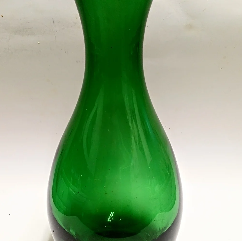 Elegant Crate & barrel Diva Emerald green Blown Glass Vase Poland 11.5